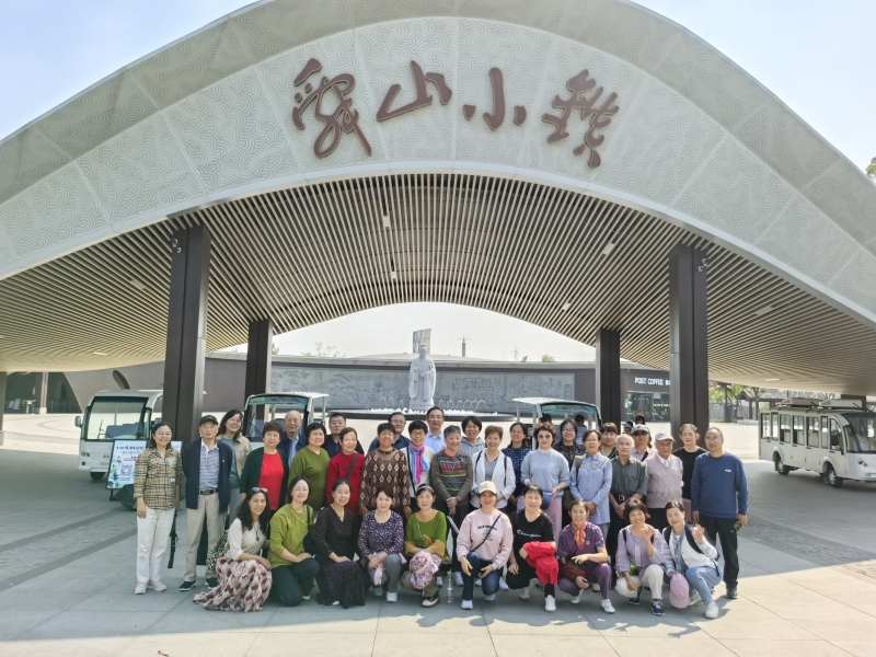 校工会组织退休教职工重阳节踏秋活动