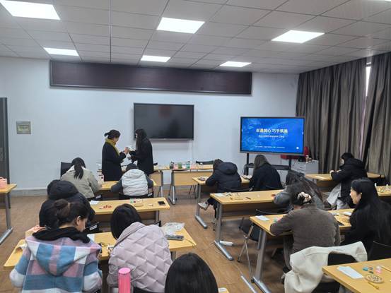 非遗润心,巧手筑美——设备工程学院举办庆“三八”妇女节掐丝珐琅手工体验活动