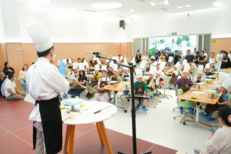 我校工会顺利举办“小小金牌糕点师”六一儿童节亲子烘焙活动