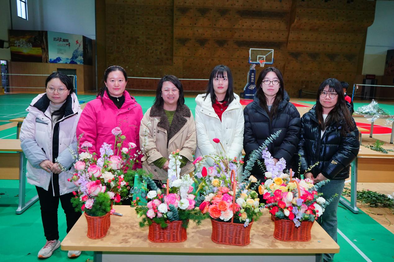 花漾年华·绽放芳华——公用事业学院分工会举办“三八”妇女节艺术插花沙龙活动